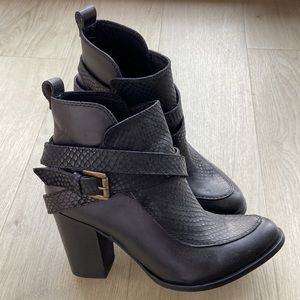 Kaanas Black Leather Booties